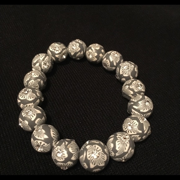 Jewelry - Silver tone etched floral bracelet